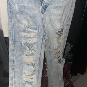 distressed light wash mom jeans very cute on!